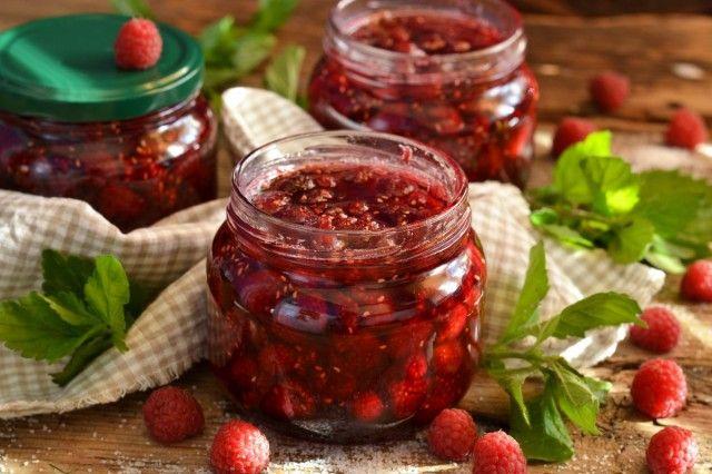 Marmelade mit Himbeeren und Erdbeeren 