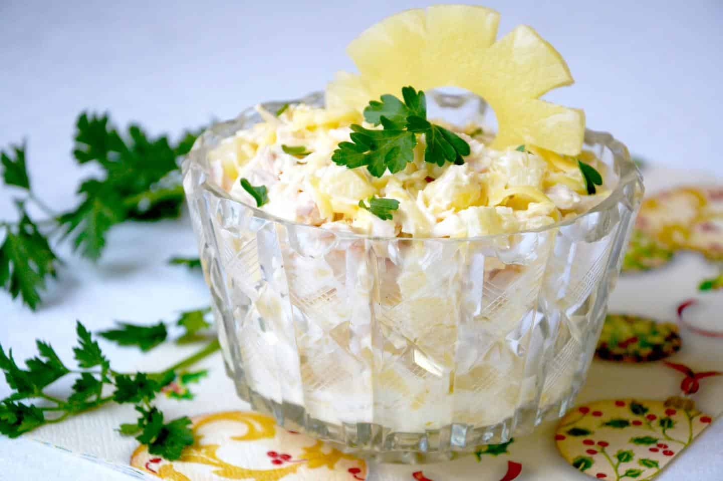 Klassischer Salat mit Ananas, Hühnchen und Käse