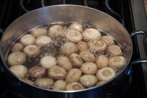 champignons in een pan