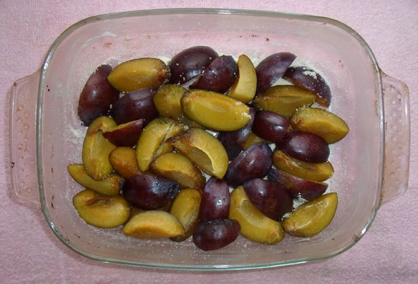 mga plum sa isang mangkok