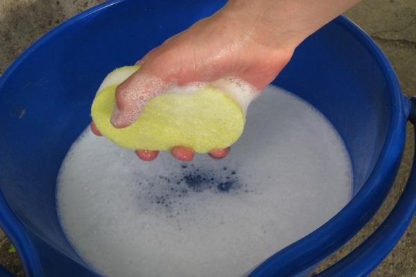 gant de toilette dans du savon 