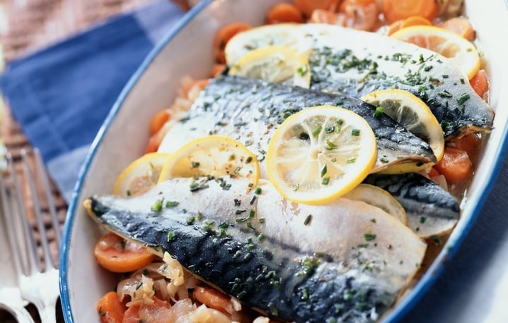 Caballa sobre lecho de verduras