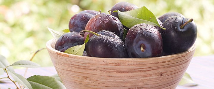 plum sa isang mangkok