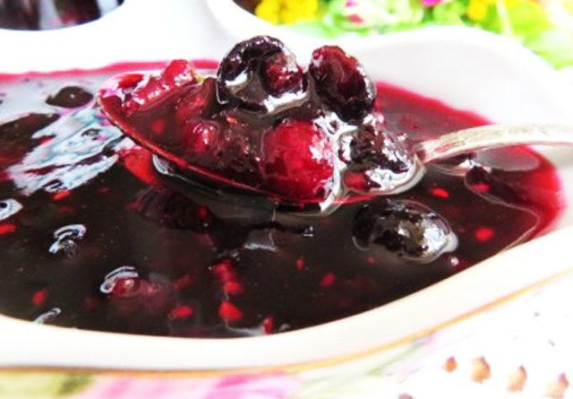 rohe Marmelade mit Himbeeren 