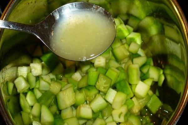 cozinhando em uma panela 