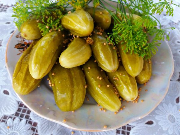 Gurken mit Knoblauch auf einem Teller