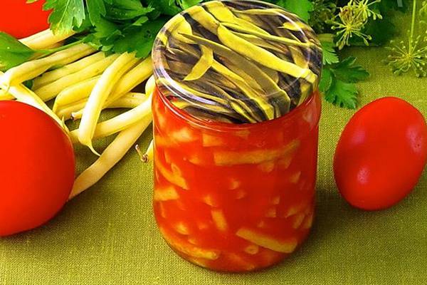 Grüne Bohnen in Tomaten in einem Glas