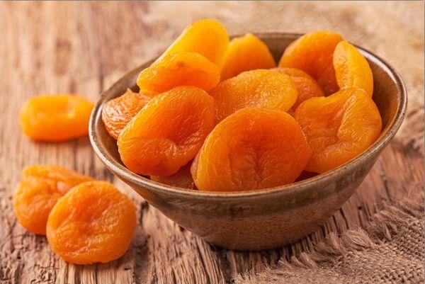 sušené meruňky v misce
