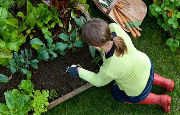 chica en el jardin 