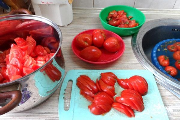 nakrájejte rajčata 