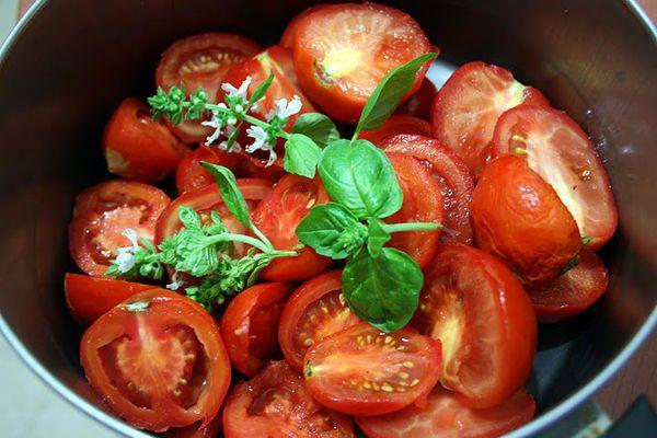 tomate e manjericão