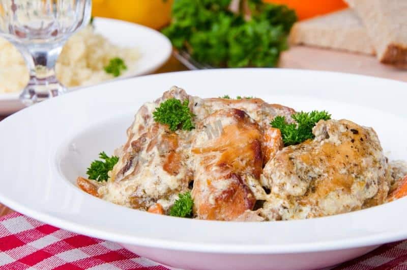 Stewed rabbit in sour cream