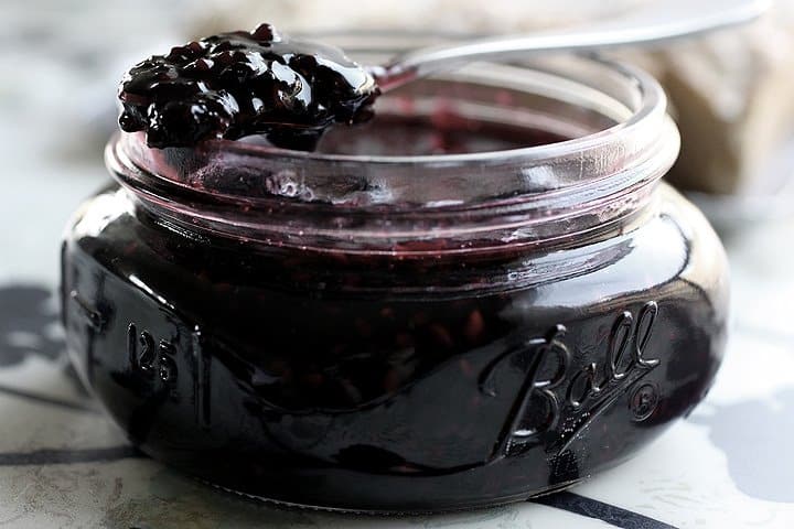 blackberry jelly sa isang garapon