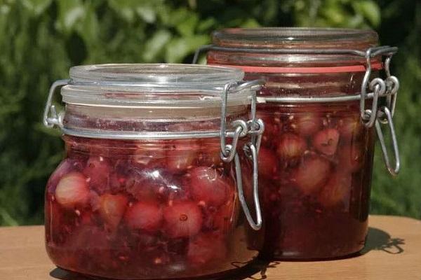 Stachelbeeren in Gläsern 