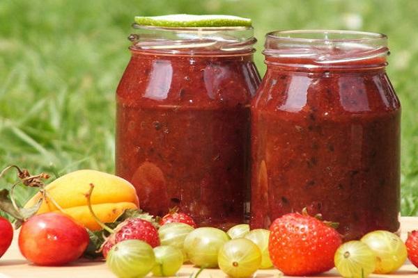 chopped strawberries 