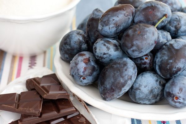 chokolade og blomme ved siden af ​​hinanden