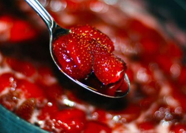 strawberry jam sa isang kawali 