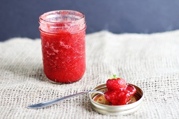 Aardbeienjam in een pot 