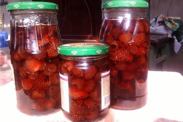 strawberry jam in jars 