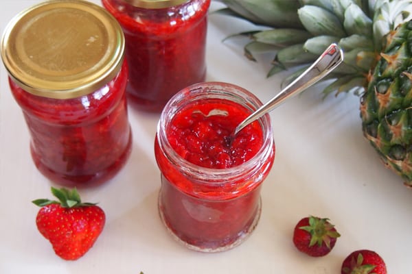 mermelada de fresa en un frasco sobre la mesa