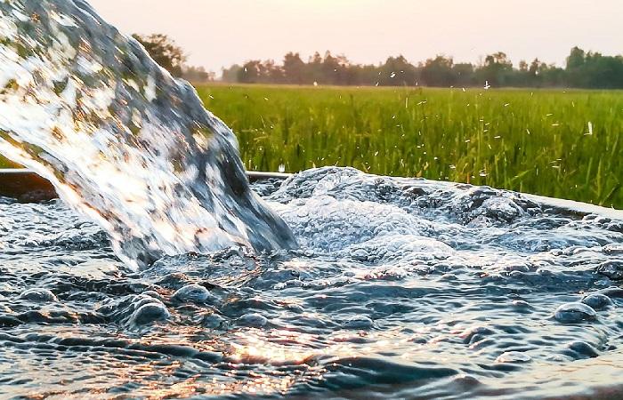 Wasser strömt 