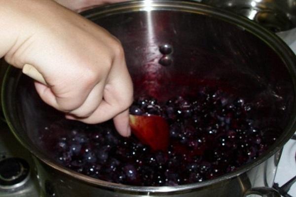 frutas vermelhas em uma panela 