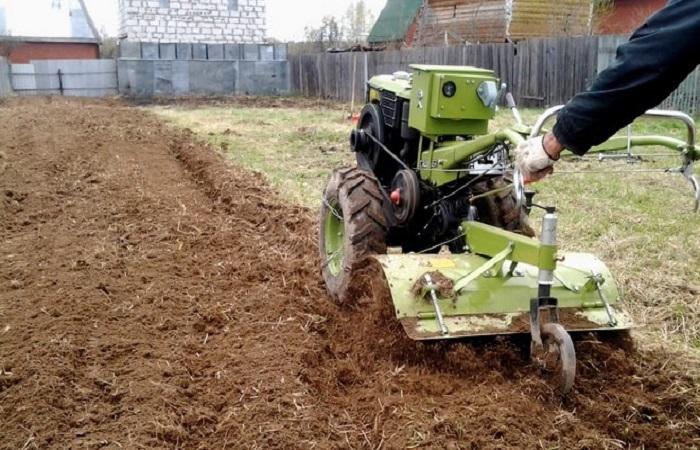 traktor berjalan di belakang dalam tindakan 