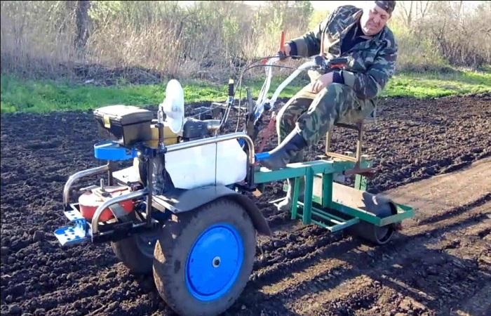 Landung mit einem handgeführten Traktor 