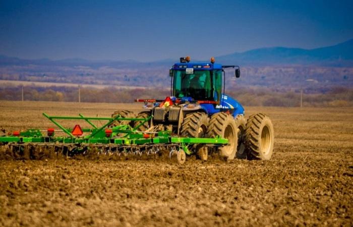 Traktor auf dem Feld 