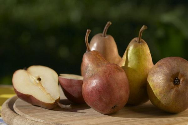 pear di atas papan 