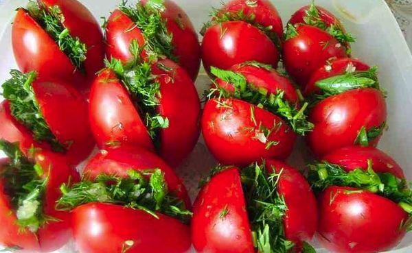 légumes verts dans les tomates